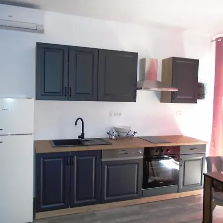 House Nikolas 1-whirlpool, Close To The Holiday home Fazana