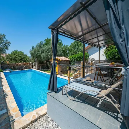 House Nikolas 1 With Pool, Close To The Fažana