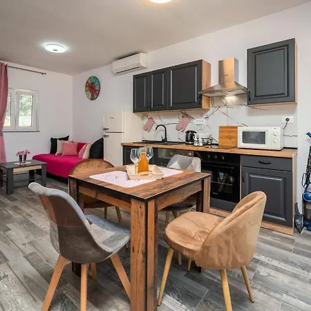 House Nikolas 1 With Pool, Close To The