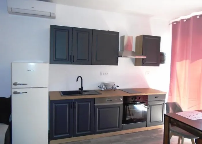 House Nikolas 1 With Pool, Close To The 펜션 파자나